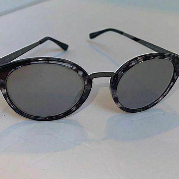 GUESS  WOMENS BLACK GRAY-SUNGLASSES‎ - Picture 1 of 6